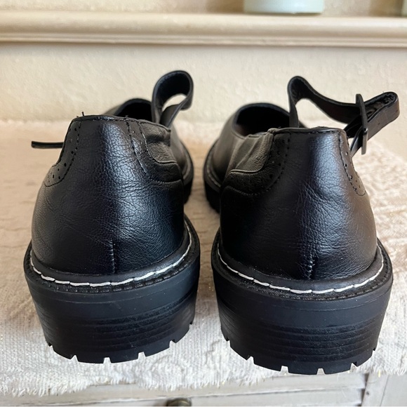 Torrid Mary Jane Flat Shoes Womens 11 WW Black Faux Leather Lug Sole Goth Grunge - Picture 5 of 9
